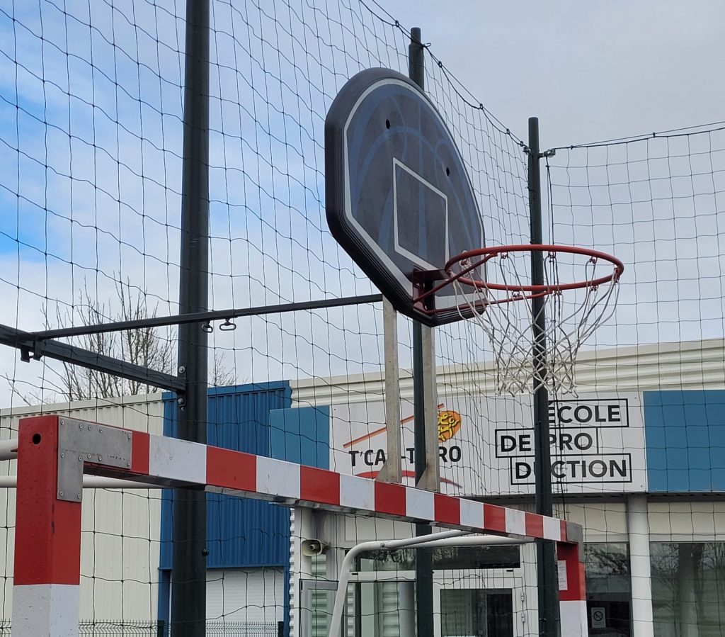 paniers de basket, espace sport, école de production métallerie et couture